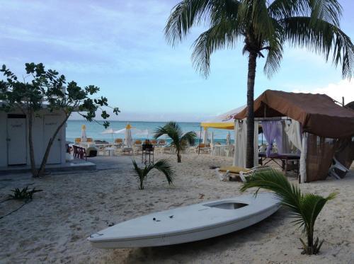 Chichis And Charlies Beachfront Hotel