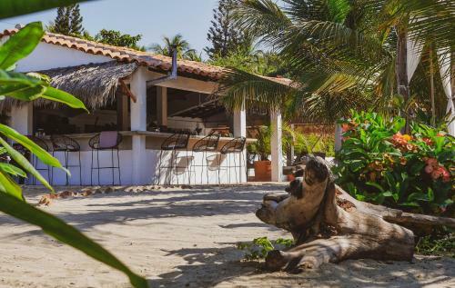 Hostal La Playita Beach House
