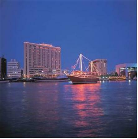 Radisson Blu Hotel, Dubai Deira Creek