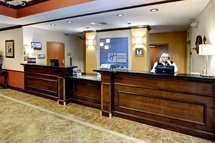 Holiday Inn Express Hotel & Suites