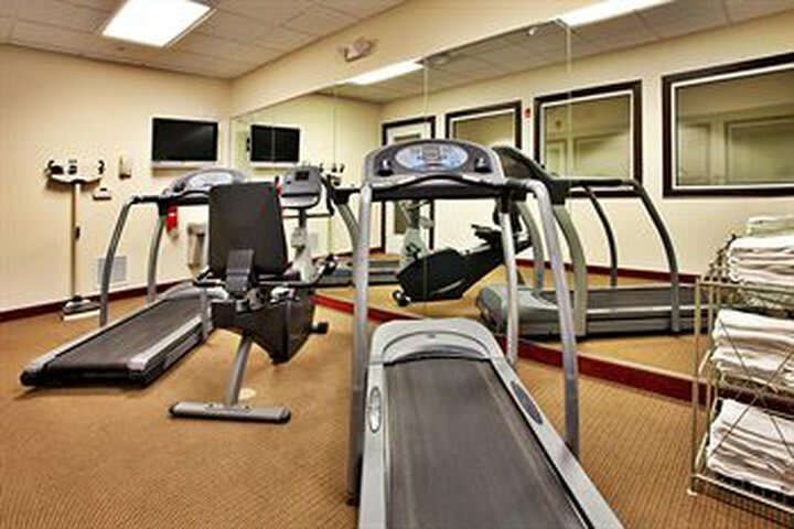 Holiday Inn Express Hotel & Suites