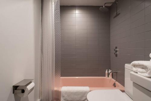 Apartamento Modern, Spacious, Two Bedroom With Balcony!