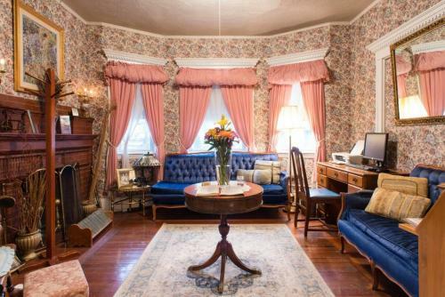 Posada The Coolidge Corner Guest House: A Brookline Bed And Breakfast