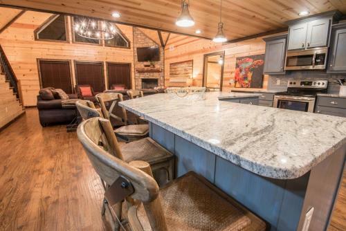 Huckleberry Inn Broken Bow Cabin