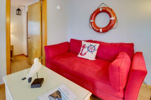 Beaches Inn | Captains Cove Cottage 9