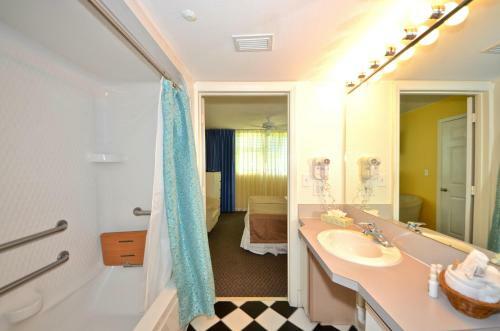 Sunrise Suites Big Kahuna Suite #202