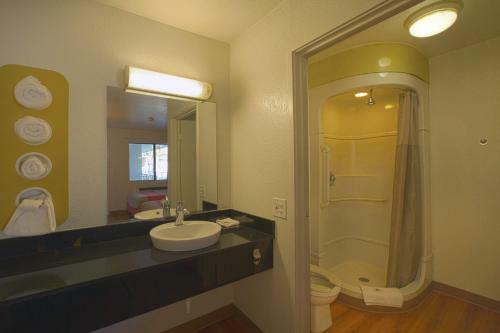 Motel 6 Charleston North