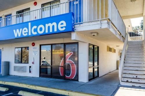 Motel 6 Charleston North