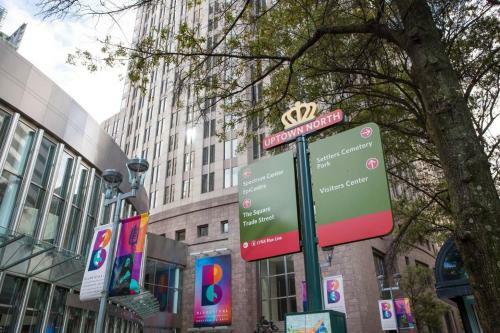 Apartamento Colorful + Spacious 2br | Near Spectrum + Stadium