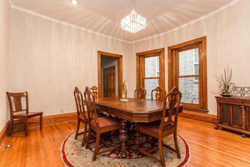 Safe Spacious Mansion In???downtown