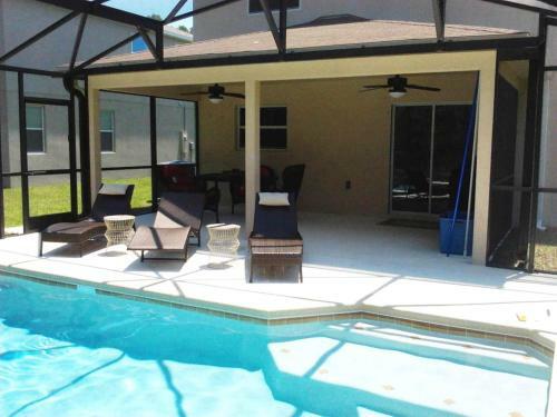 Modern 4 Bedroom House With Swimming Pool