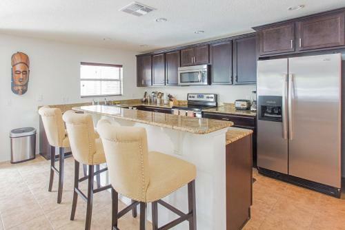 Modern 4 Bedroom House With Swimming Pool