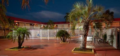 Hotel Express Inn & Suites