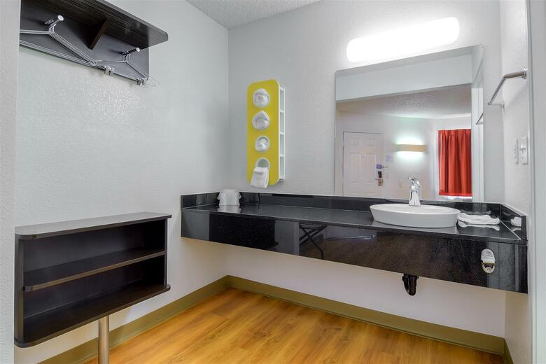 Hotel Motel 6 Carlsbad Downtown