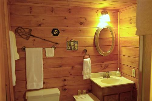 Bed & Breakfast Cedar House Inn & Yurts