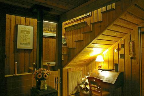 Bed & Breakfast Cedar House Inn & Yurts