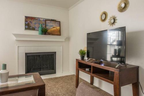 Apartamento Explore Dallas Near Turtle Creek & Trail | Parking