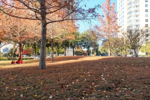 Apartamento Explore Dallas Near Turtle Creek & Trail | Parking