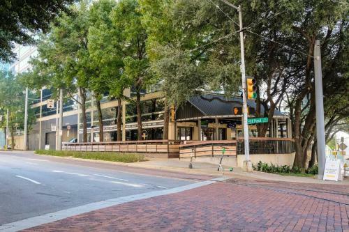 Apartamento Explore Dallas Near Turtle Creek & Trail | Parking