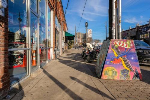 Apartamento Bold + Trendy | Parking | 1 Mi From Uptown @ 2br