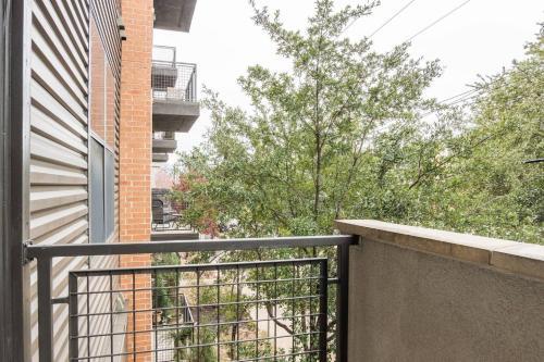 Apartamento ? Of Design Dist | Balcony | 1 Mi From AA Center