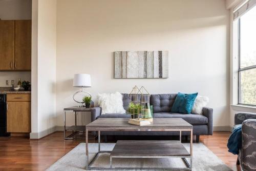 Apartamento Beautiful W/ Balcony & Parking | Dining & Shopping