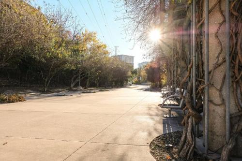 Apartamento Beautiful W/ Balcony & Parking | Dining & Shopping
