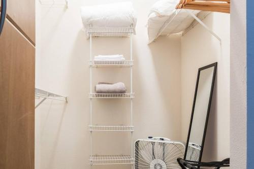 Apartamento Beautiful W/ Balcony & Parking | Dining & Shopping