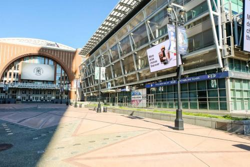 Apartamento Beautiful W/ Balcony & Parking | Dining & Shopping