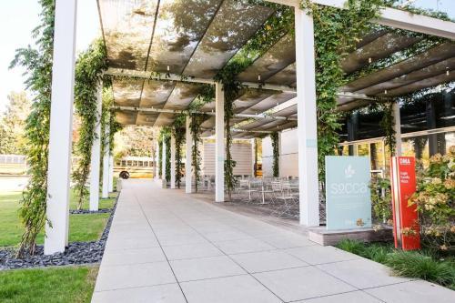 Apartamento Beautiful W/ Balcony & Parking | Dining & Shopping