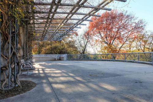 Apartamento Beautiful W/ Balcony & Parking | Dining & Shopping