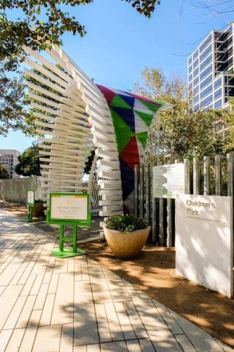 Apartamento Beautiful W/ Balcony & Parking | Dining & Shopping