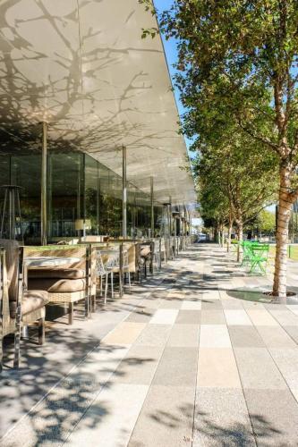 Apartamento Beautiful W/ Balcony & Parking | Dining & Shopping
