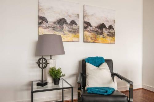 Apartamento Stay Above It All @ Views + Balcony + Shopping 1br