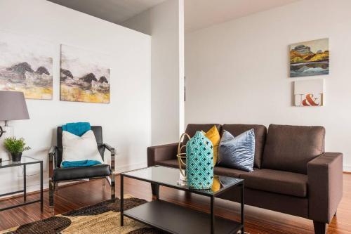 Apartamento Stay Above It All @ Views + Balcony + Shopping 1br