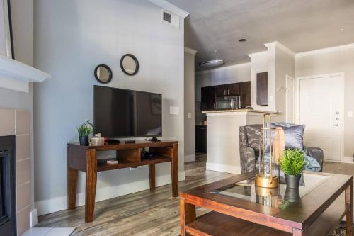 Apartamento Quiet + Modern | Parking | Dining + Shopping 2br