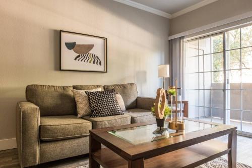 Apartamento Quiet + Modern | Parking | Dining + Shopping 2br