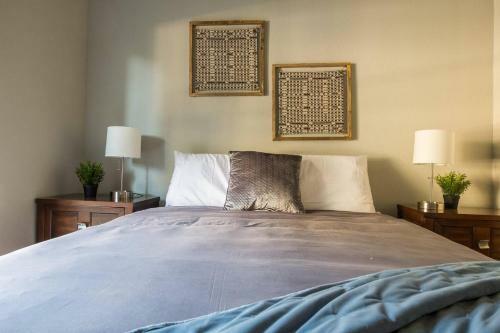 Apartamento Quiet + Modern | Parking | Dining + Shopping 2br