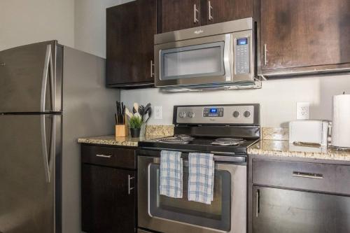 Apartamento Quiet + Modern | Parking | Dining + Shopping 2br