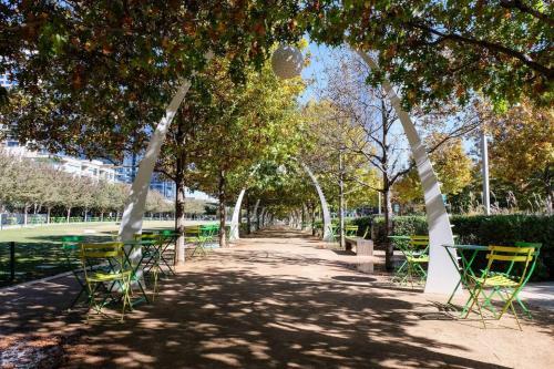 Apartamento Quiet + Modern | Parking | Dining + Shopping 2br