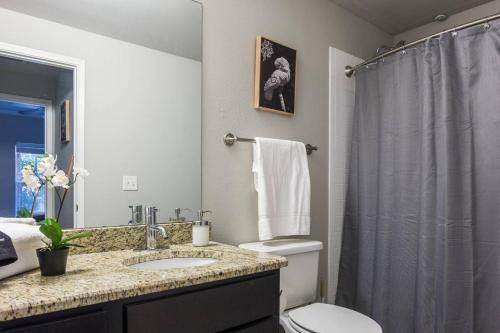 Apartamento Quiet + Modern | Parking | Dining + Shopping 2br