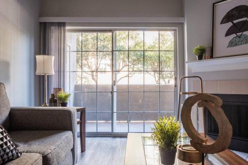 Apartamento Quiet + Modern | Parking | Dining + Shopping 2br
