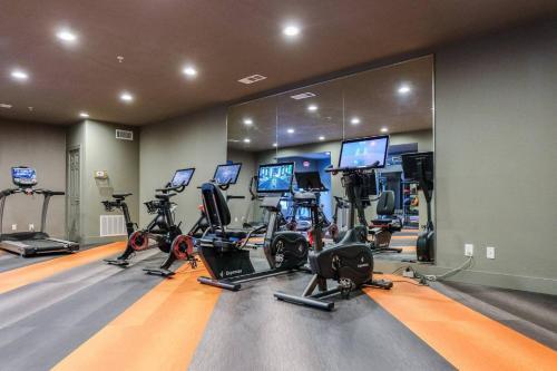 Apartamento Quiet + Modern | Parking | Dining + Shopping 2br