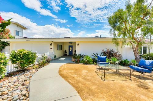 Dp-338 - Hillside Getaway Two-bedroom Holiday Home