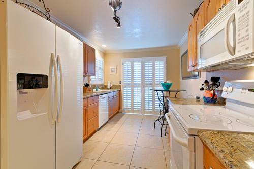 Dp-4 Ritz Pointe Condo Two-bedroom Apartment