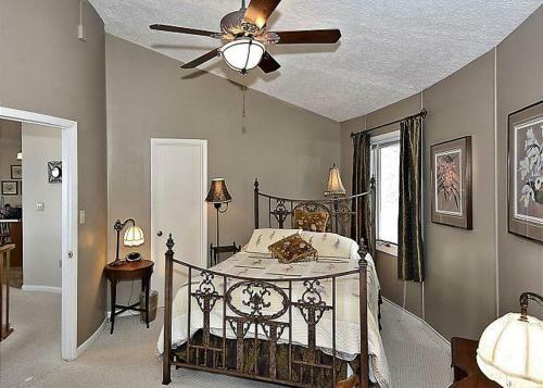 Round To It Three-bedroom Chalet