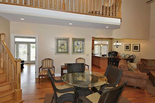 White Aspen Three-bedroom Chalet