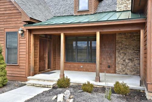 White Aspen Three-bedroom Chalet