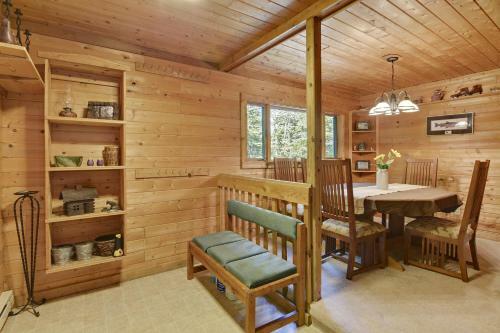 Otters Den Four-bedroom Chalet