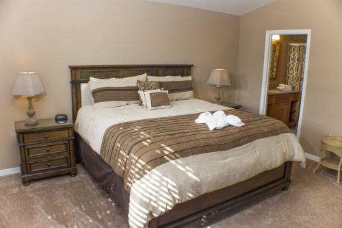 Mark's Sunrise Lakes Villa - Four Bedroom Home